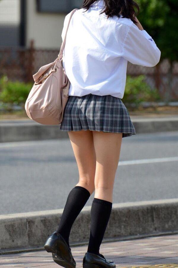 JKスカート158連発！通学途中の学生を隠し撮り…見えそうで見えないエロ画像まとめのサムネイル