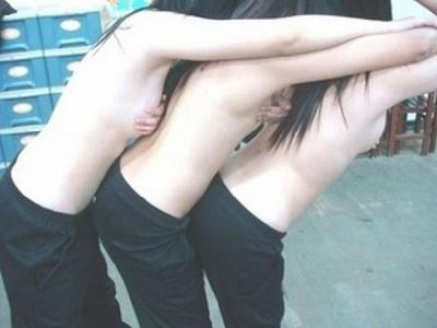 女子高生達のでおふざけが過ぎてしまったエロい画像ｗｗｗのサムネイル画像