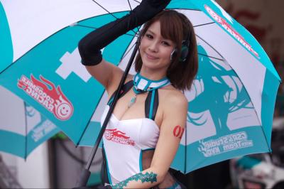 レースクイーンが超絶エロいｗｗｗ端正な容姿に完璧な身体！ぐうシコすぎる…のサムネイル画像