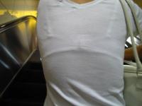 白いブラウスやシャツはここまで透ける！ブラジャーぐらい気にならないらしいｗｗｗ