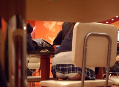 JKのパンチラって子供と大人の狭間を感じさせるからエロいのかな？のサムネイル画像