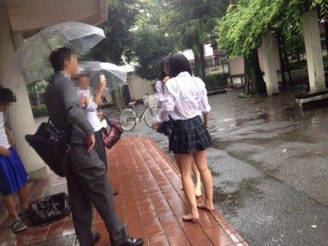 雨で濡れた白ブラウスから透ける下着やリアルな生肌がエロい！のサムネイル