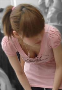 誰がどうやって撮ったのか、素人の胸チラ画像集。