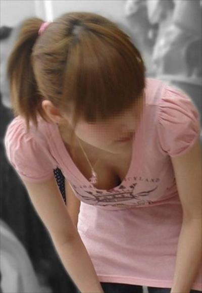 誰がどうやって撮ったのか、素人の胸チラ画像集。のサムネイル画像