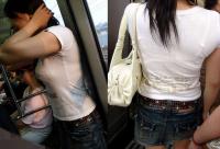 街なかで盗撮。パン線や食い込みなどエロい光景が広がっている。