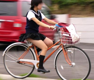 女子高生エロ画像と言えばこれだ！チャリで油断した瞬間にパンツが見えた瞬間ｗｗｗのサムネイル画像