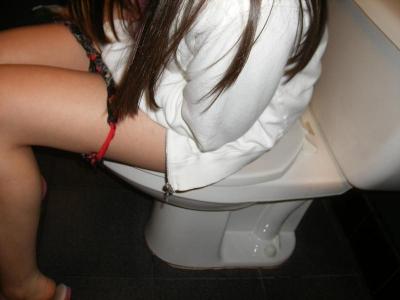 トイレに入ってる女を撮影。こんなプライベートな瞬間撮れるとか羨ましいｗｗｗのサムネイル画像