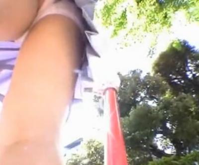 公園で戯れるJK達をラジコンで超ローアングル盗撮ｗｗのサムネイル画像