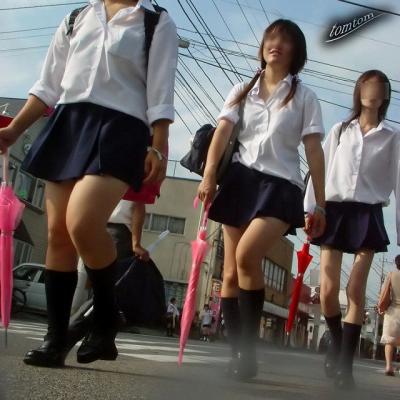 【JK チラリズム】見えそうで見えない！JKのスカートから目が離せないエロ画像のサムネイル画像