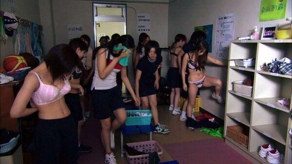 天然モノの女子校生が学校で生着替えしてる画像が流出してる件！！のサムネイル