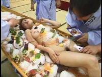 酒池肉林へと変貌を遂げた宴会会場