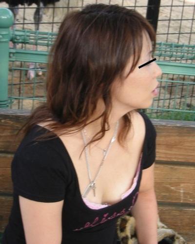 ストリートスナップした人妻やOLの胸チラ写真クソエロいｗｗのサムネイル画像