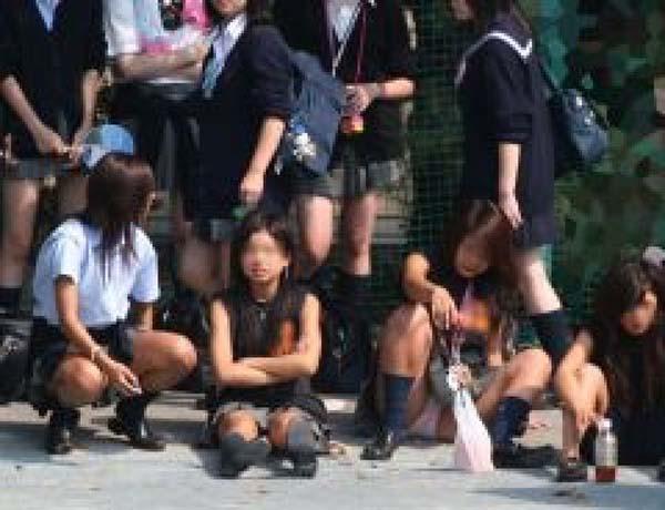 集合写真で前列に座り込む人がパンツ丸見えな件ｗｗのサムネイル