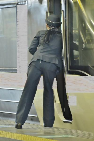 女性車掌盗撮エロ画像12枚！食い込みが気になったので隠し撮りしてみたｗｗのサムネイル画像