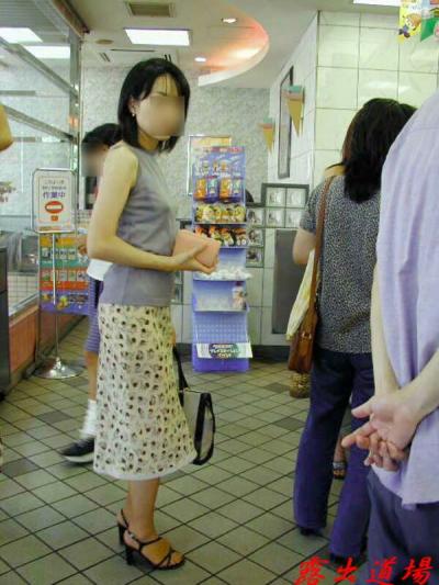 スケパン注意！！春の薄着でパンツが透けまくってる件ｗｗのサムネイル画像