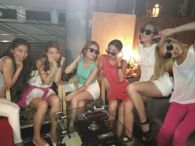 女性だけの集合写真や記念写真が大体エロくなっちゃう件！！のサムネイル画像