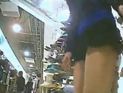 デパートの靴屋がパンチラスポットらしいので盗撮カメラを仕込んでみたｗｗのサムネイル画像