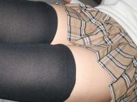 ミニスカとニーソの間から微かに見える激エロ絶対領域！！