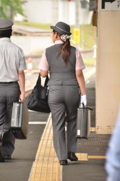 女性車掌盗撮エロ画像12枚！食い込みが気になったので隠し撮りしてみたｗｗのサムネイル画像