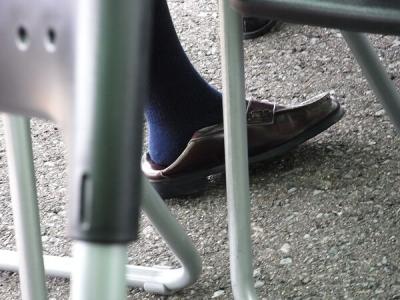 ローファーエロ画像20枚！踵を潰して下駄履きする制服女子に踏みつけられたい…のサムネイル画像