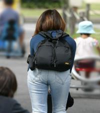 ピッタリジーンズでより強調されてしまうデカ尻マダム！！