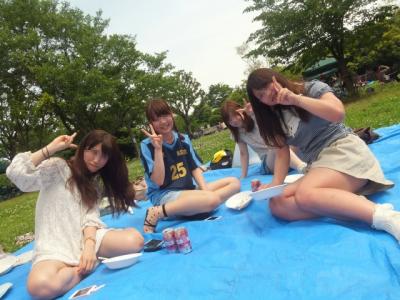 春休みを満喫するリア充な女子大学生たちのちょいエロ画像！！のサムネイル画像