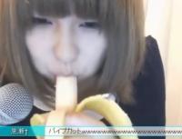 厭らしいバナナの食べ方でフェラを連想させるニート娘ｗｗのサムネイル画像