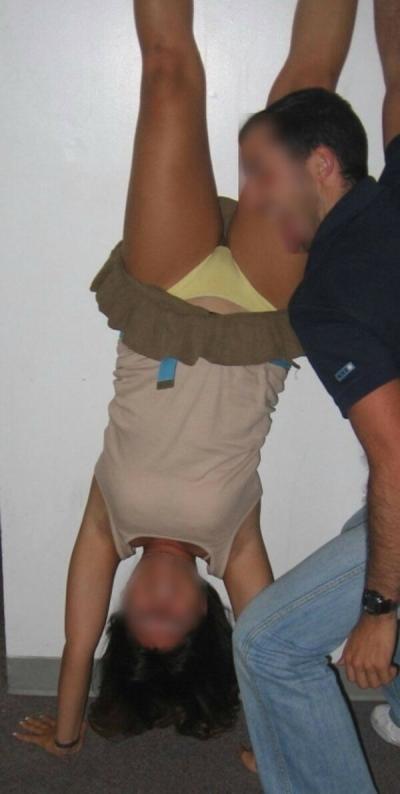 逆立ちポロリエロ画像40枚！おっぱいポロリをはじめパンチラやノーパン全開で挑戦ｗｗｗのサムネイル画像