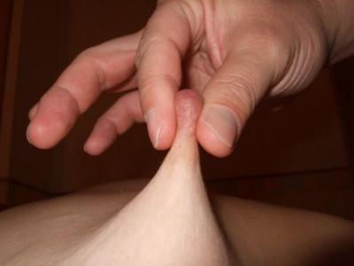 乳首ひっぱりエロ画像18枚！おっぱいをいじられ過ぎて異型な形になってしまった件ｗｗｗのサムネイル画像