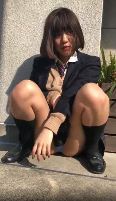 JKM字開脚パンチラ65枚！股間から見えるパンツがエッチすぎる！のサムネイル画像