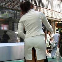 タイトスカートのスリッドから見え隠れする気品溢れるおパンツ