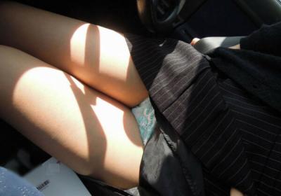 車内エロ画像71枚！座ってる女性の生ももやパンチラがエロくて運転に集中できない件ｗｗｗのサムネイル画像