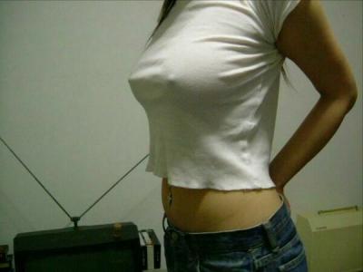 胸ポチエロ画像58枚！ノーブラ痴女のビンビン乳首がエロくて抜けたｗｗｗのサムネイル画像