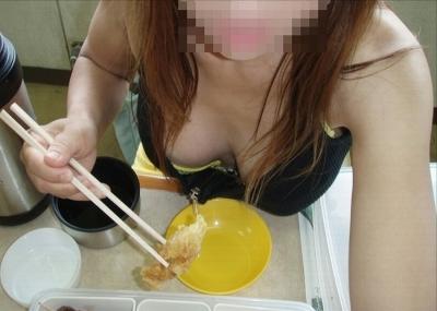 テーブルや段差にドスンと乗ったパイオツが異次元のエロさ！！のサムネイル画像