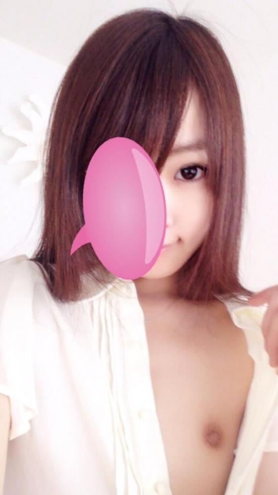 貧乳過ぎ！！つるぺたのロリっ子が顔だし画像をアップしまくりｗｗのサムネイル