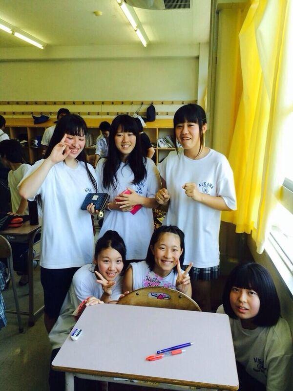 女子校生達が友達や部活仲間と集合写真がなぜかエロい！！のサムネイル