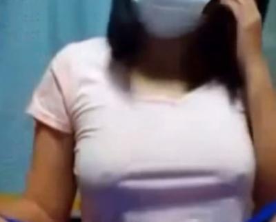 お風呂あがりの巨乳JKがノーブラTシャツで乳首浮きまくりｗｗのサムネイル画像