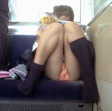 電車対面パンチラ画像!!のサムネイル