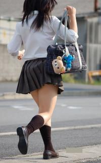 【JK チラリズム】見えそうで見えない！JKのスカートから目が離せないエロ画像