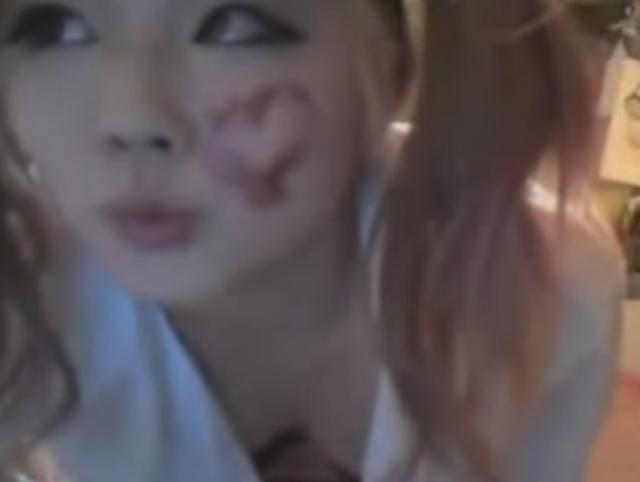 酒に酔ったハイテンションギャルがセクシーポーズで大サービス！！のサムネイル