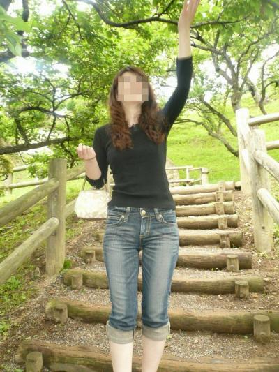 Yゾーンエロ画像15枚！服の上からでも女性のマンコが丸わかりｗｗｗのサムネイル画像