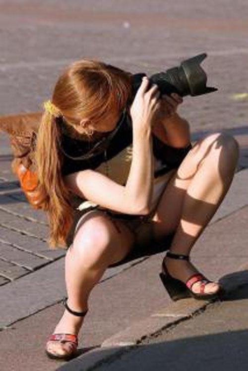 写真撮影中で隙だらけの新妻をパンチラを盗撮！！のサムネイル