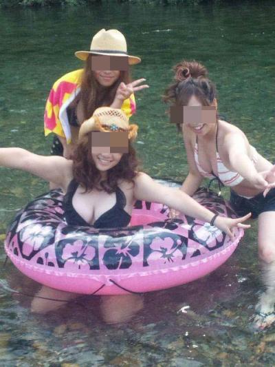 河原で無邪気に遊ぶ若者達のリア充画像がエロい！！のサムネイル画像