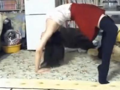 まゆゆを劣化させたようなロリっ子がミニスカでブリッジに挑戦してるんだが…のサムネイル画像