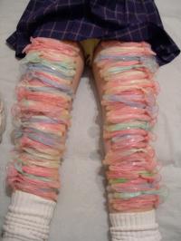 詳細が気になって仕方ない！！大量のコンドームがぶちまけられたJKの体…