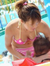 子連れママが水着姿で産後の裸体を晒してるｗｗ