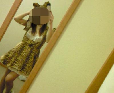 自部屋での自撮り写真が生活感丸出し過ぎる件ｗｗのサムネイル画像