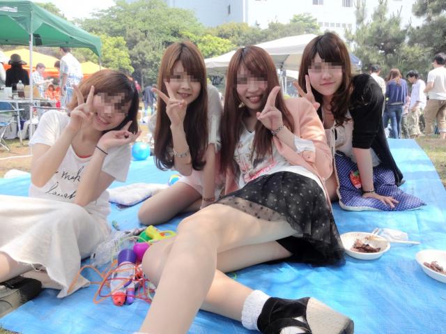 あの時のエロさを思い出す…集合写真パンチラ！！のサムネイル