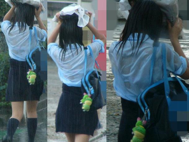 突然の大雨でびしょ濡れ！！下着がスケスケの女性達ｗｗのサムネイル