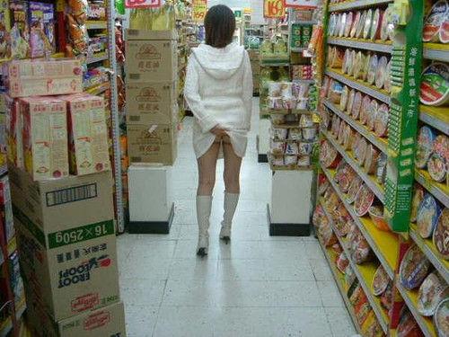 何気ない日常に突然現れた全裸の痴女！！のサムネイル